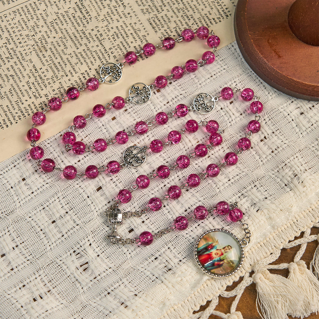 Rosario in vetro rosa decorato con la Madonna di Guadalupe Christianartworkshop : una benedizione piena d'amore - image 3