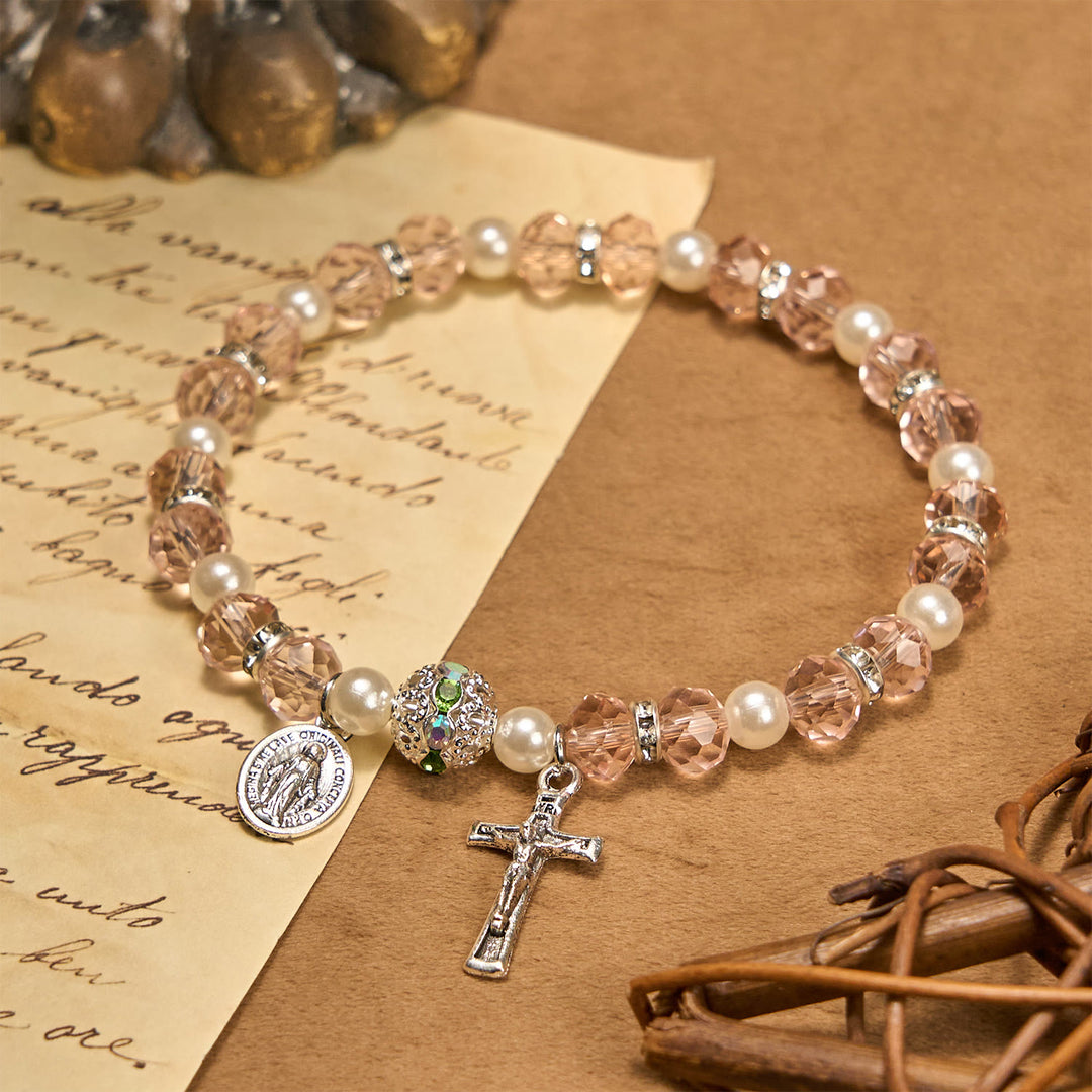 Christianartworkshop Bracciale elastico moderno in cristallo trasparente con crocifisso e medaglia miracolosa: dichiarazione di fede contemporanea - Rosa chiaro - image 16
