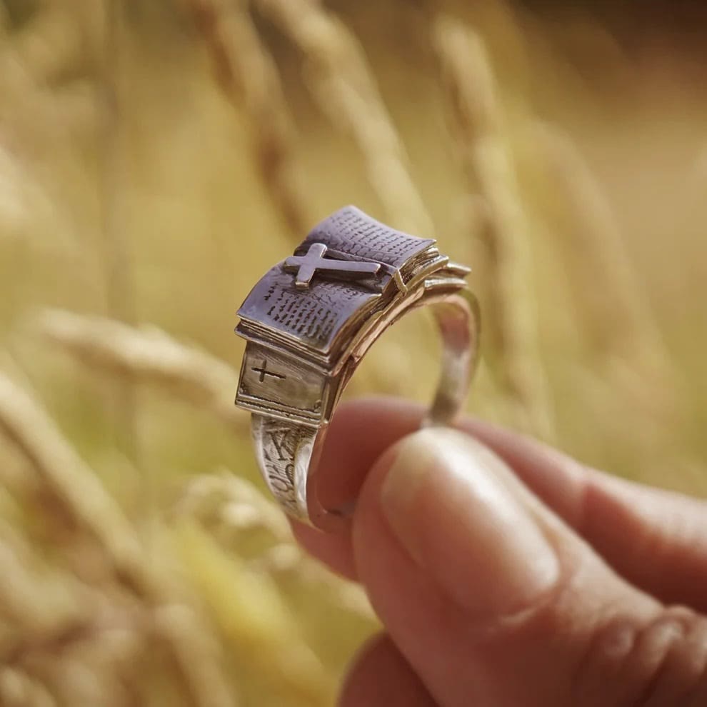 Christianartworkshop Anello della Bibbia con Croce: Un Sacro Compagno di Fede - image 1