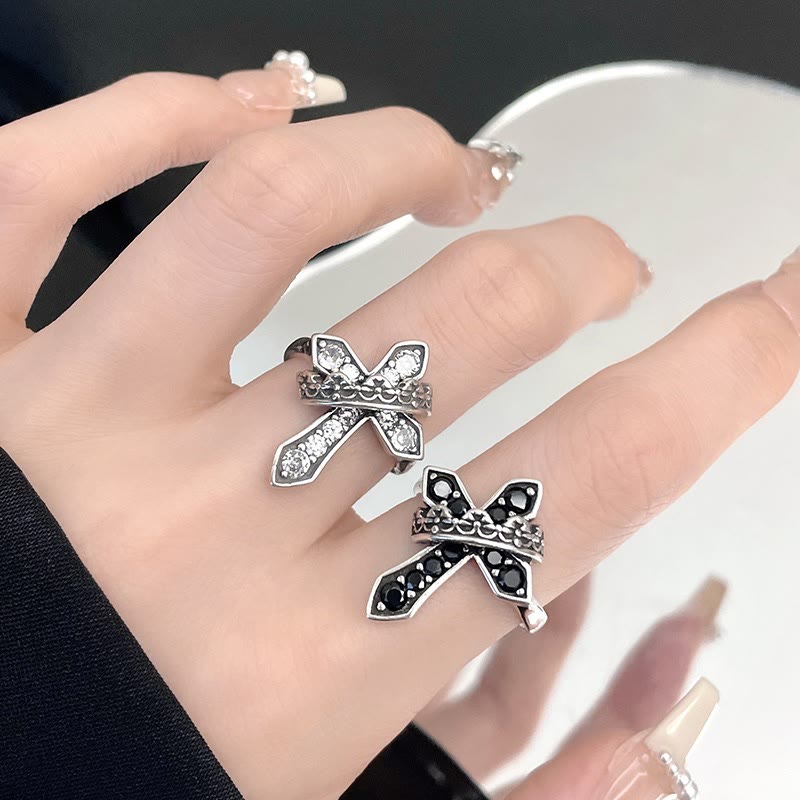 Christianartworkshop Anello moderno bicolore con croce e corona regale: audace fusione di fede e regalità - image 1