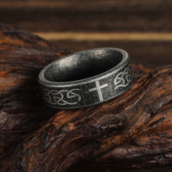 Christianartworkshop Anello artigianale in argento 925 invecchiato con nodo celtico e croce: espressione di identità fedele - US 13 - 6 millimetri - image 0