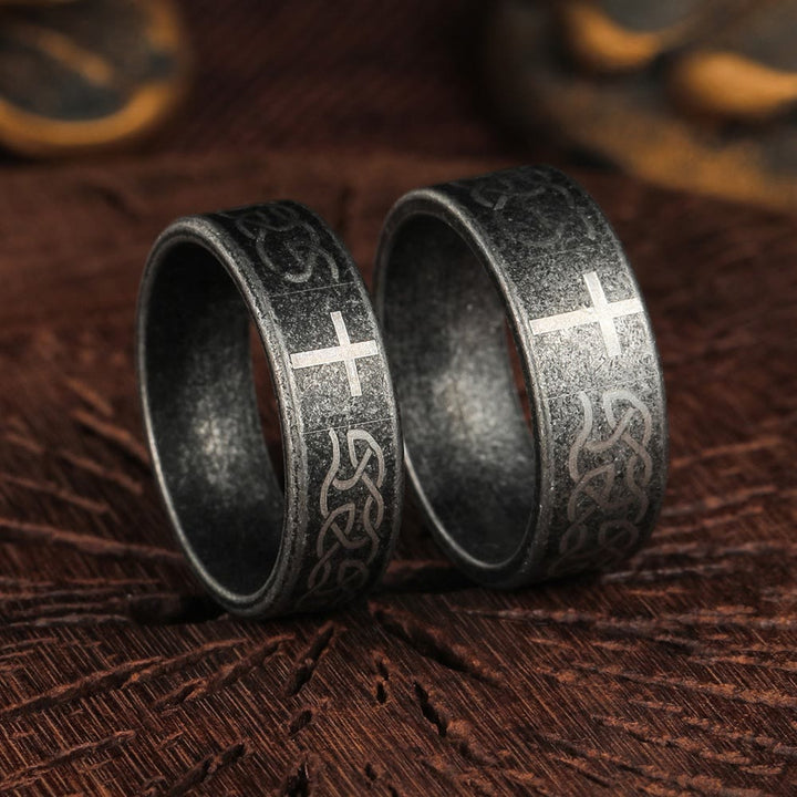 Christianartworkshop Anello artigianale in argento 925 invecchiato con nodo celtico e croce: espressione di identità fedele - image 1