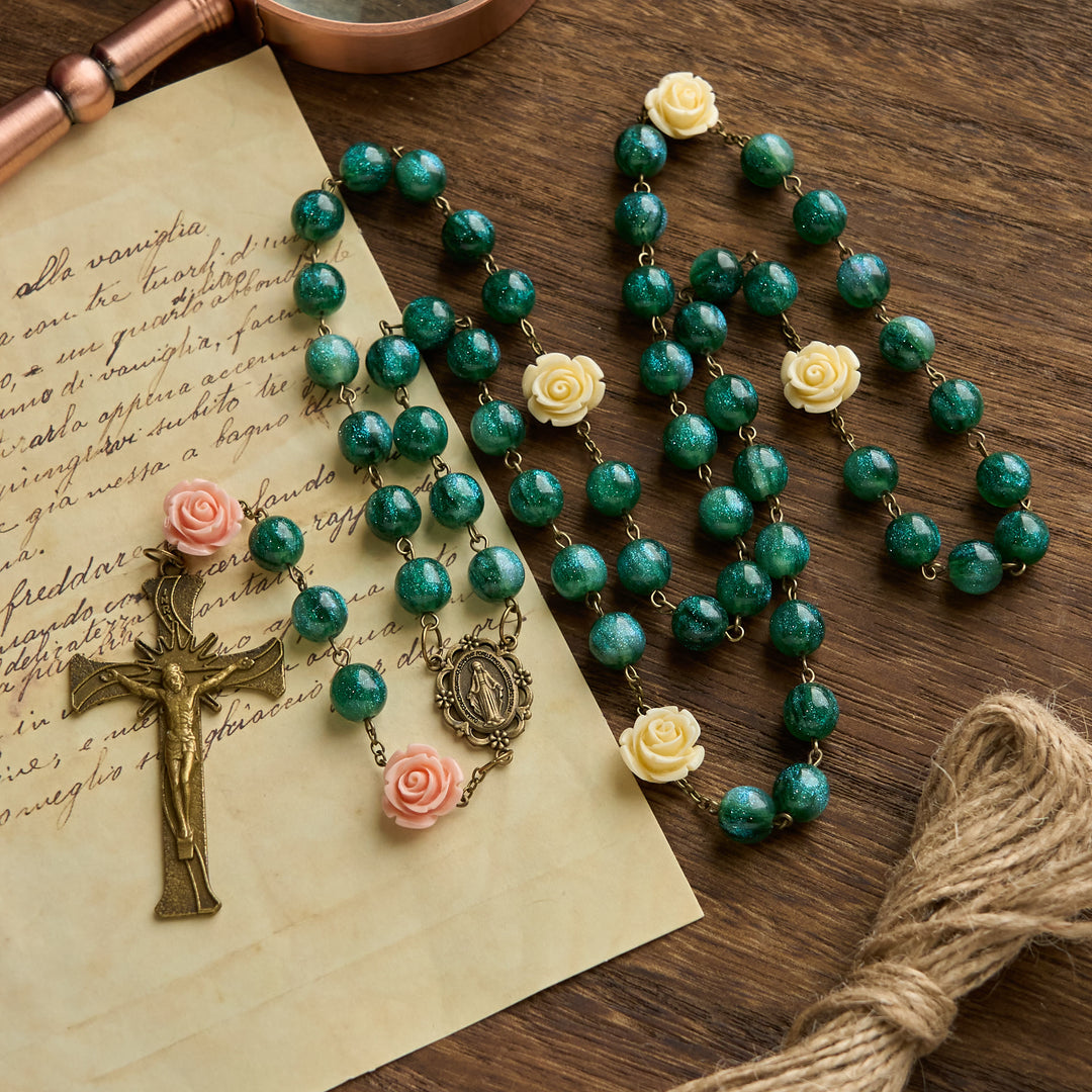 Christianartworkshop Rosario con perline verdi lucide e rosario con medaglia in bronzo della Vergine Maria e crocifisso - Perline di fiori - image 0
