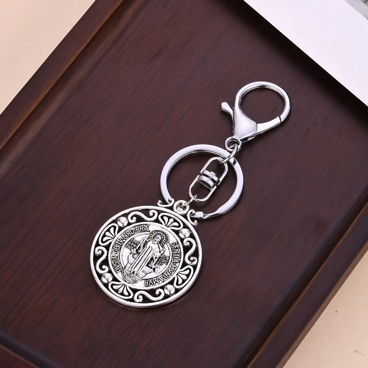 Portachiavi artigianale in argento di San Benedetto con motivo traforato Christianartworkshop : segno nostalgico del fedele guardiano - image 3