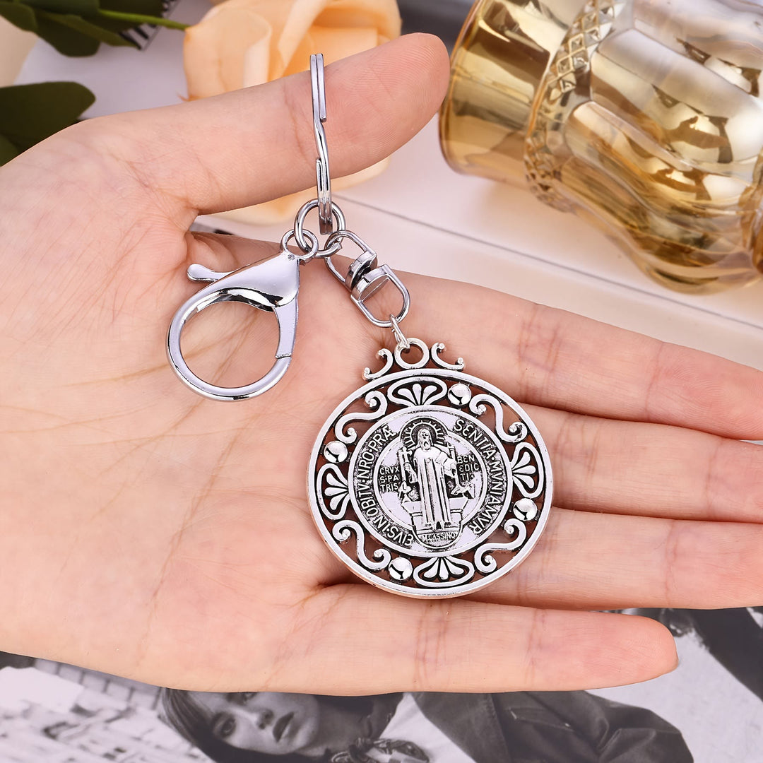 Portachiavi artigianale in argento di San Benedetto con motivo traforato Christianartworkshop : segno nostalgico del fedele guardiano - image 1