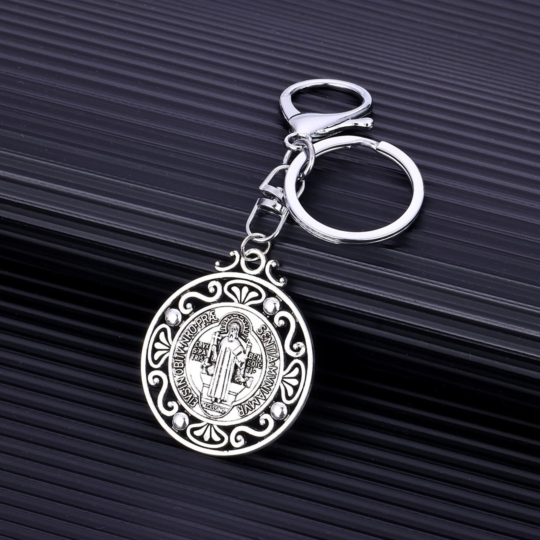 Portachiavi artigianale in argento di San Benedetto con motivo traforato Christianartworkshop : segno nostalgico del fedele guardiano - San Benedetto - image 0
