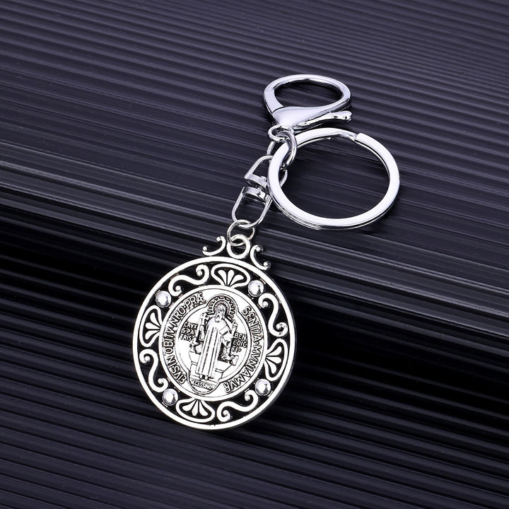 Portachiavi artigianale in argento di San Benedetto con motivo traforato Christianartworkshop : segno nostalgico del fedele guardiano - San Benedetto - image 0