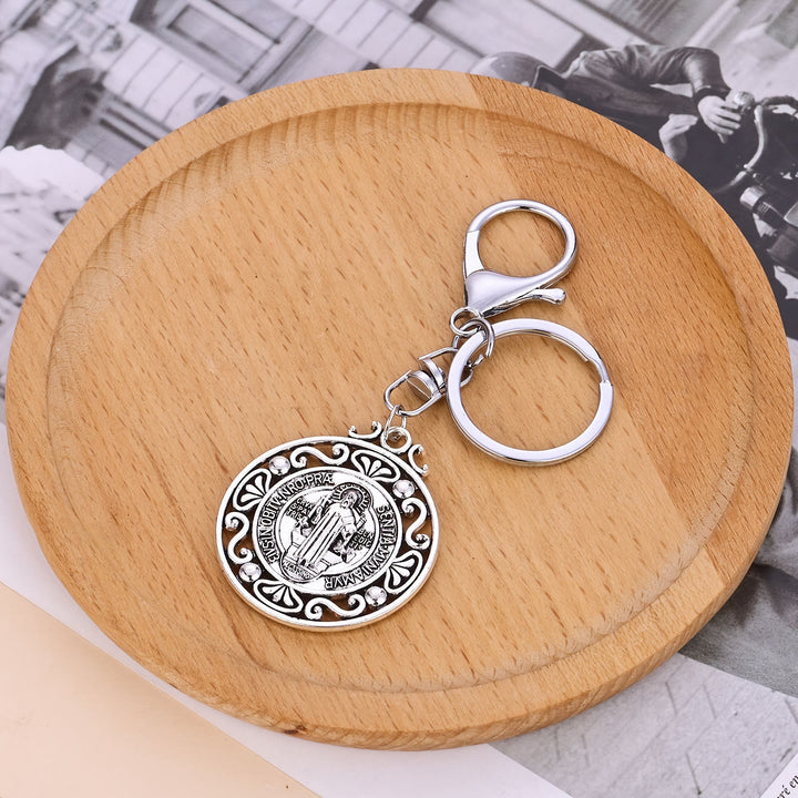 Portachiavi artigianale in argento di San Benedetto con motivo traforato Christianartworkshop : segno nostalgico del fedele guardiano - image 2