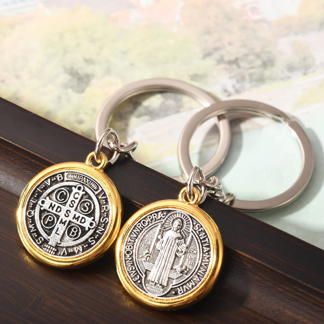 Portachiavi classico di San Benedetto con bordi dorati e motivi intricati Christianartworkshop : simbolo senza tempo di devozione spirituale - San Benedetto - image 0