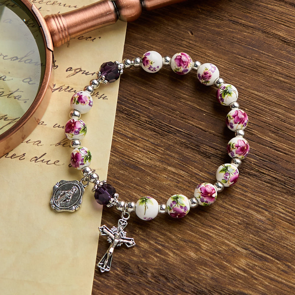 Christianartworkshop Bracciale elastico in ceramica floreale multicolore con medaglia miracolosa e crocifisso: sottile eleganza di fede - Rosa - image 1