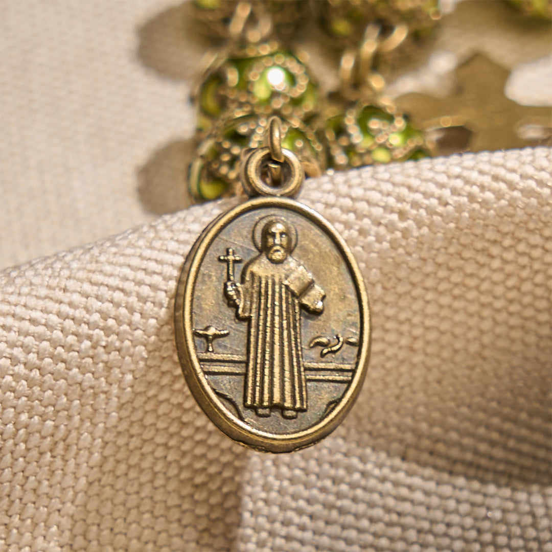 Perline verdigris opache Christianartworkshop con medaglia di San Benedetto in bronzo e bracciale con crocifisso: trova la pace nella sottile sacralità - image 3
