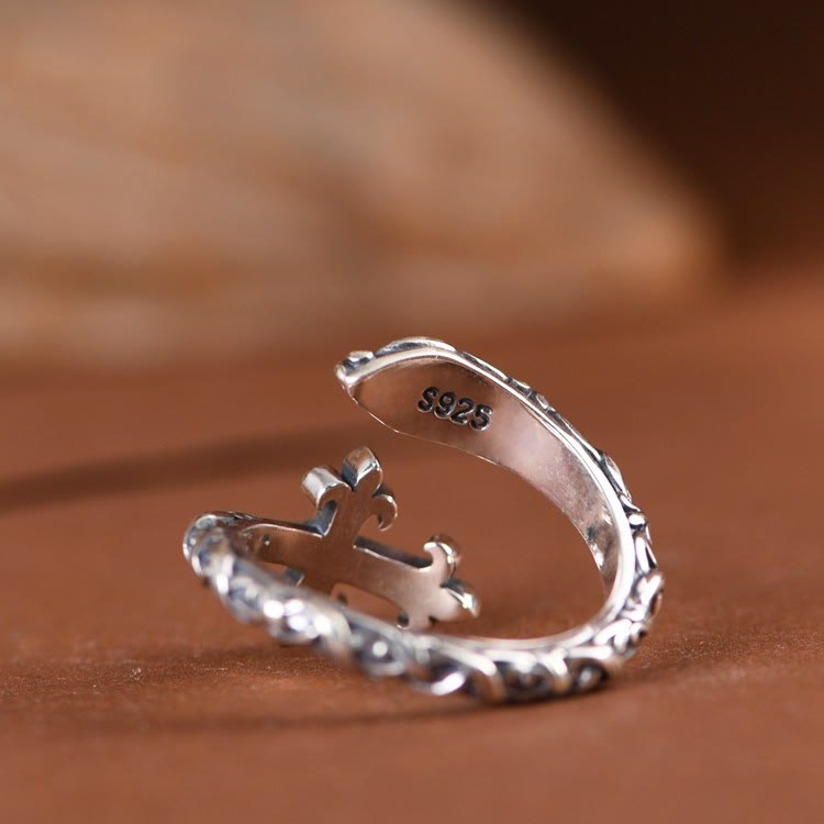Christianartworkshop Anello retrò in argento 925 con croce e delicate incisioni a forma di vite: pura espressione di fede - image 6