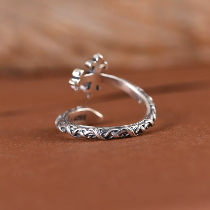 Christianartworkshop Anello retrò in argento 925 con croce e delicate incisioni a forma di vite: pura espressione di fede - image 5