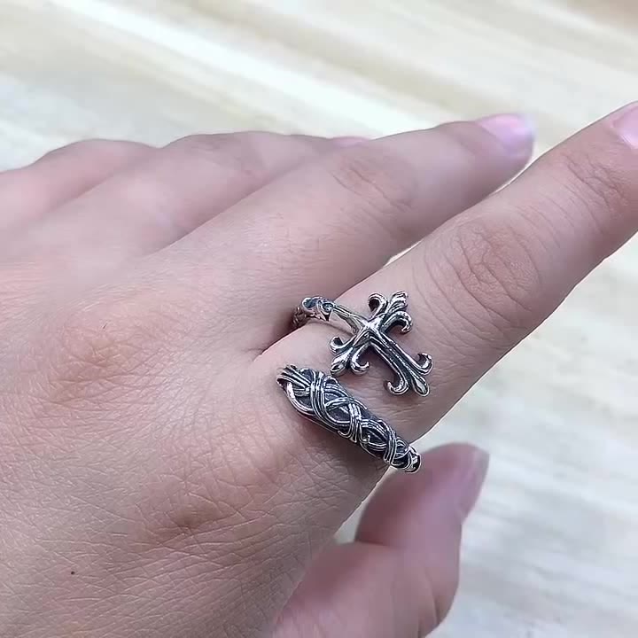 Christianartworkshop Anello retrò in argento 925 con croce e delicate incisioni a forma di vite: pura espressione di fede - image 7
