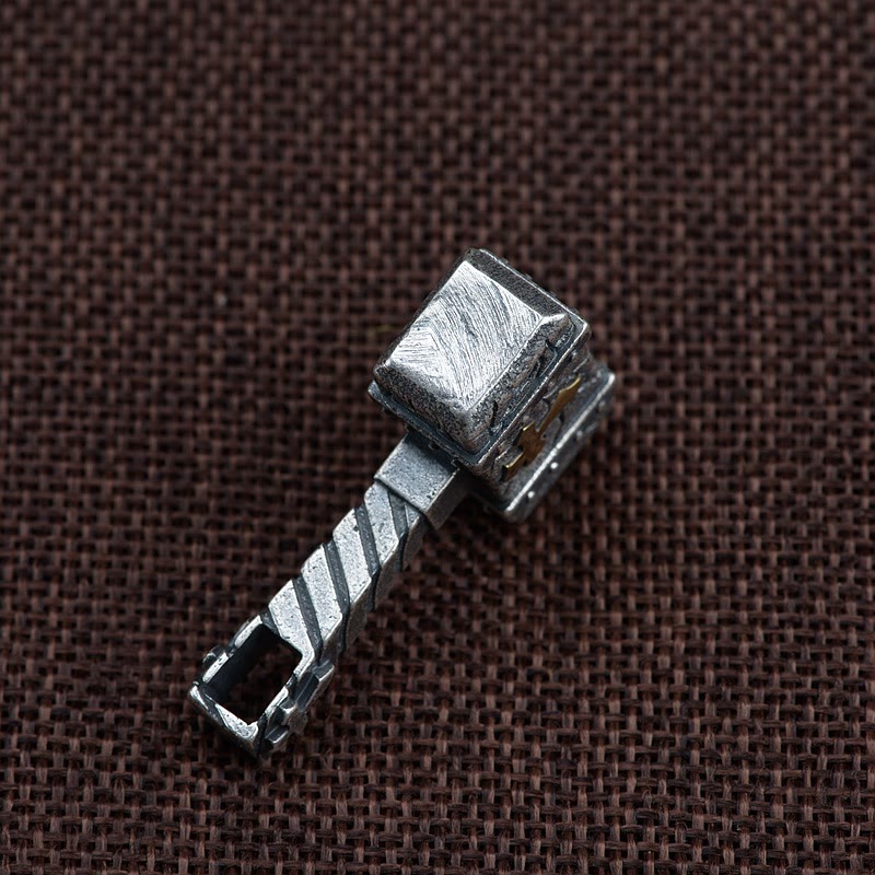 Collana con croce a martello in argento 925 di Christianartworkshop : simbolo di fede robusto con bordo retrò - image 5