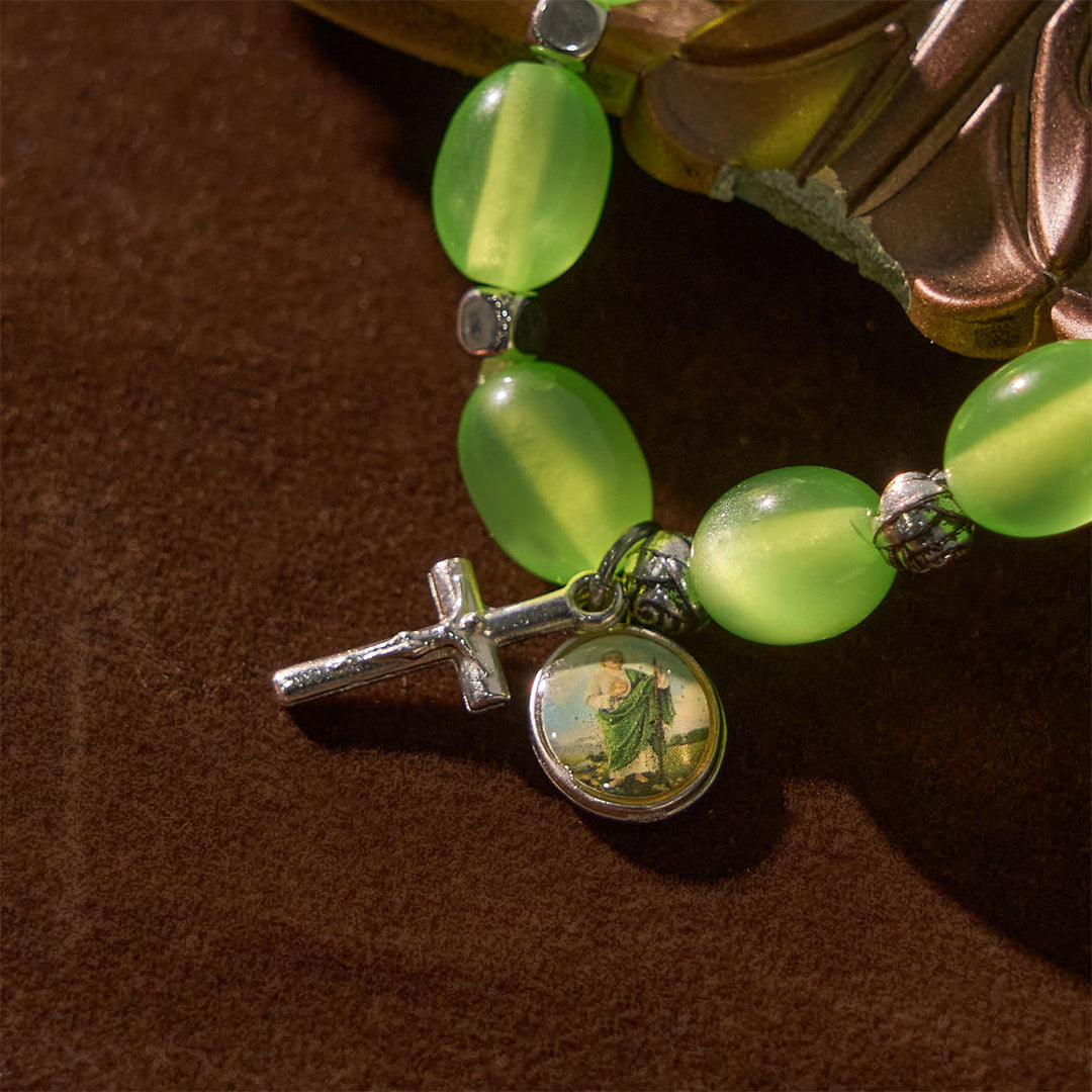 Christianartworkshop Ciondolo con San Giuda e Crocifisso, perline verdi trasparenti, bracciale rosa - image 2