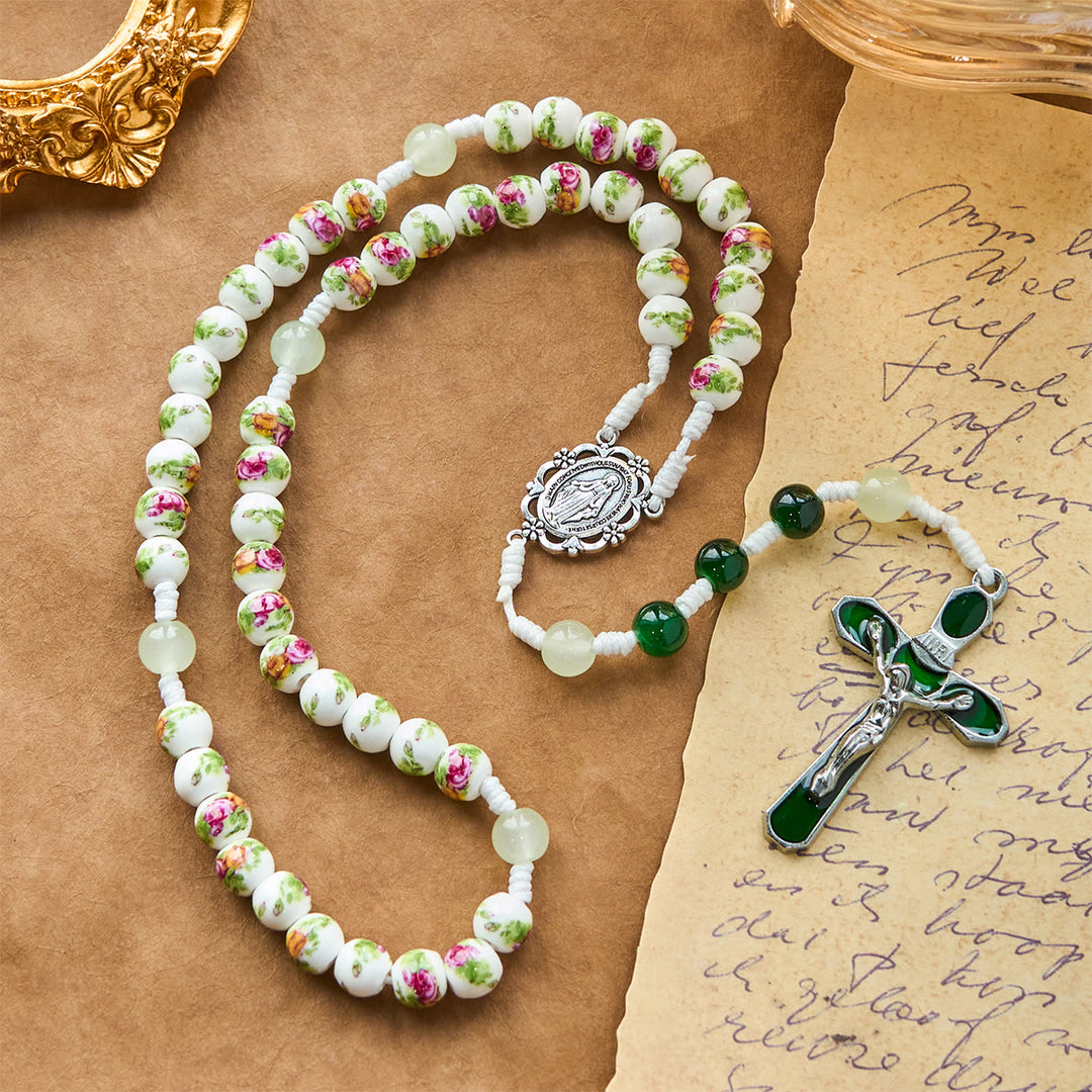 Rosario fatto a mano con perline floreali di rosa, medaglia miracolosa e crocifisso in smalto verde Christianartworkshop - image 2