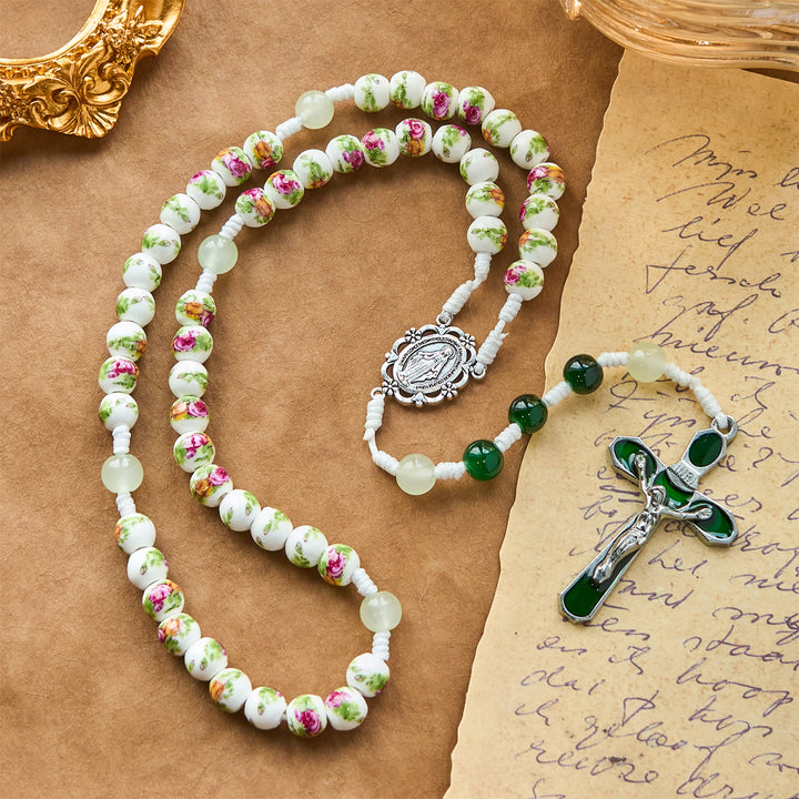 Rosario fatto a mano con perline floreali di rosa, medaglia miracolosa e crocifisso in smalto verde Christianartworkshop - image 2