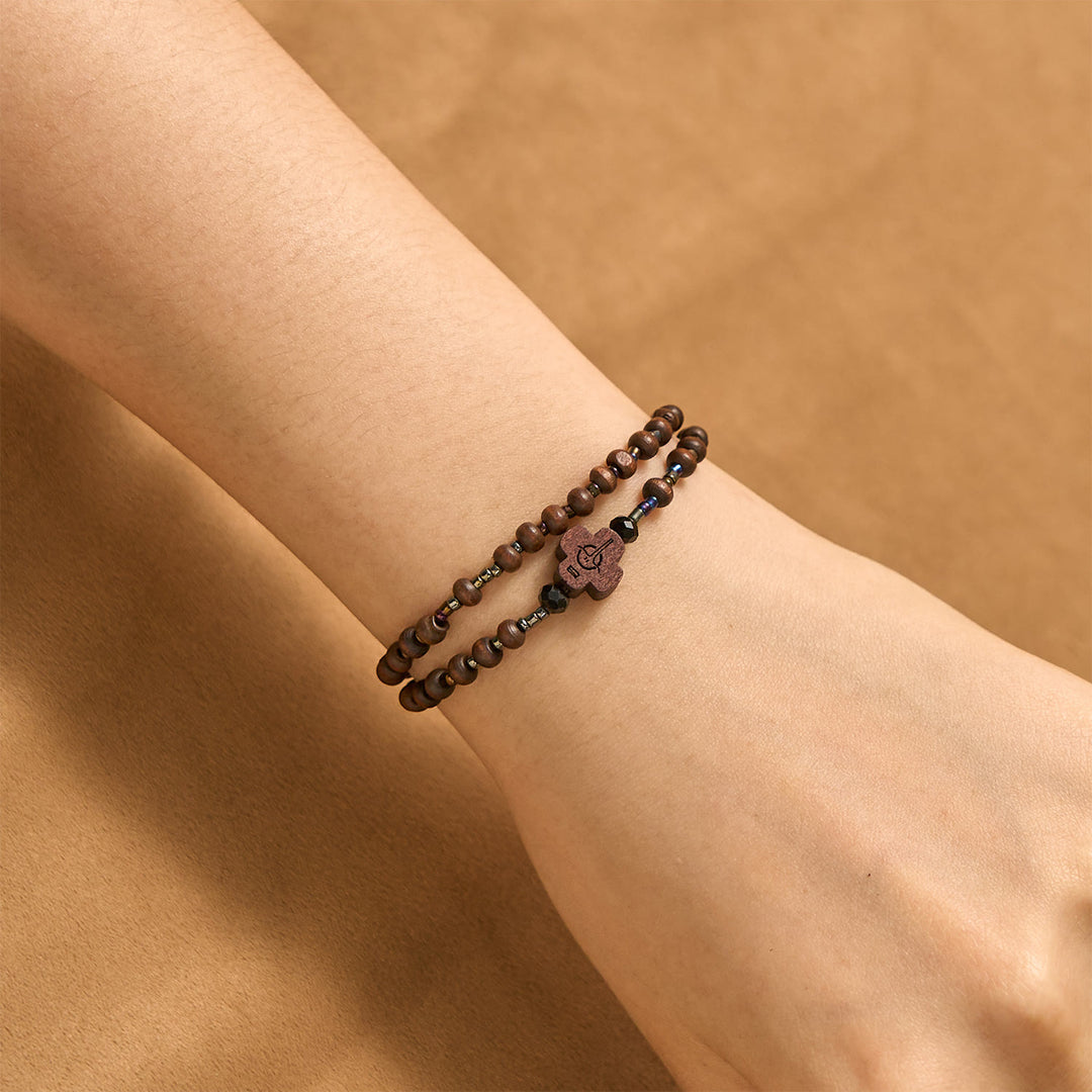 Christianartworkshop Braccialetto classico con perline di legno e croce: emblema senza tempo di fede discreta - image 4