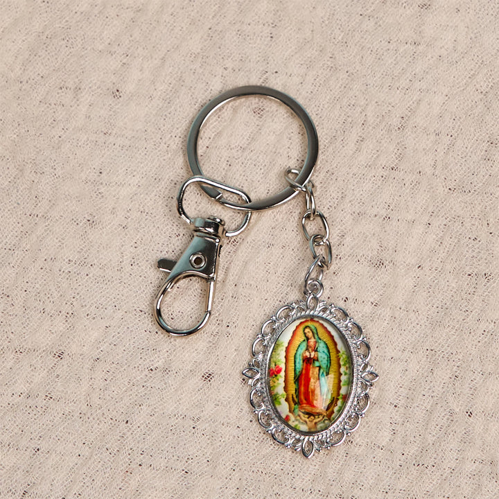 Portachiavi con medaglia della Madonna Christianartworkshop con motivi di colombe e fiori: ideale come regalo per il battesimo - image 7