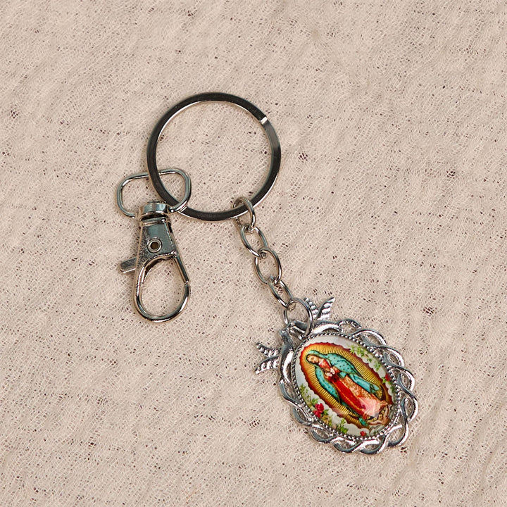 Portachiavi con medaglia della Madonna Christianartworkshop con motivi di colombe e fiori: ideale come regalo per il battesimo - image 3