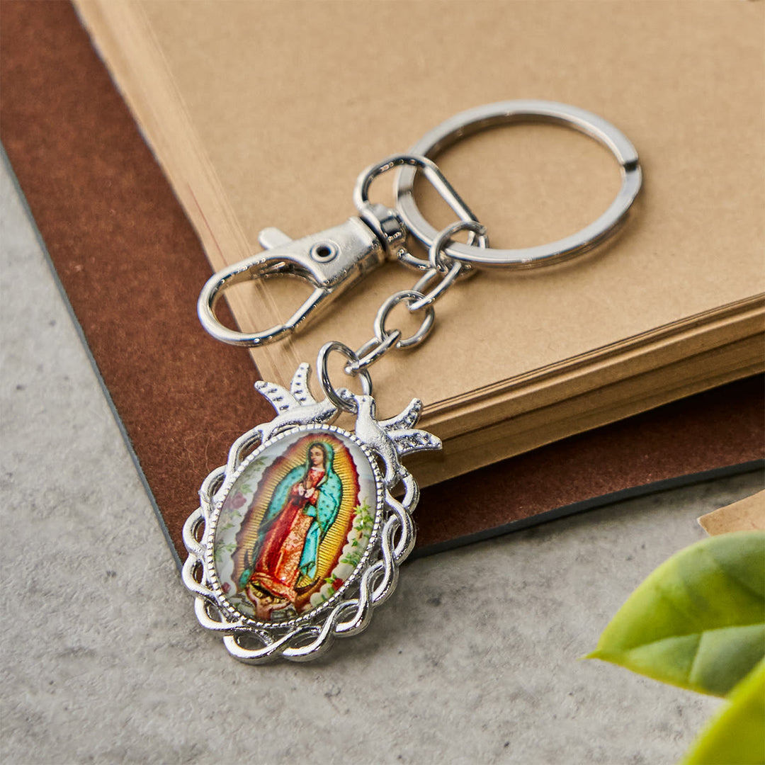 Portachiavi con medaglia della Madonna Christianartworkshop con motivi di colombe e fiori: ideale come regalo per il battesimo - Colomba - image 0