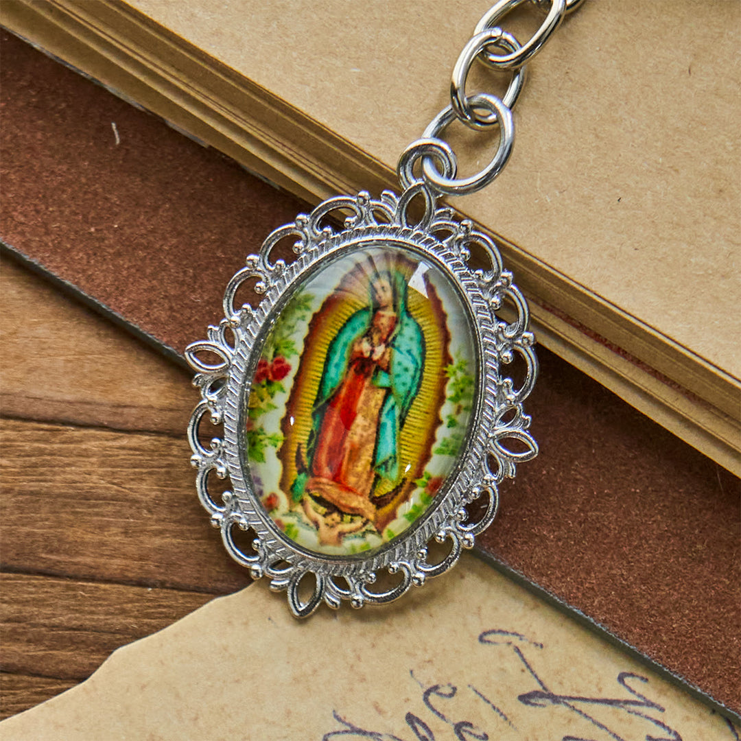 Portachiavi con medaglia della Madonna Christianartworkshop con motivi di colombe e fiori: ideale come regalo per il battesimo - image 6