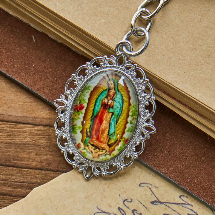 Portachiavi con medaglia della Madonna Christianartworkshop con motivi di colombe e fiori: ideale come regalo per il battesimo - image 6