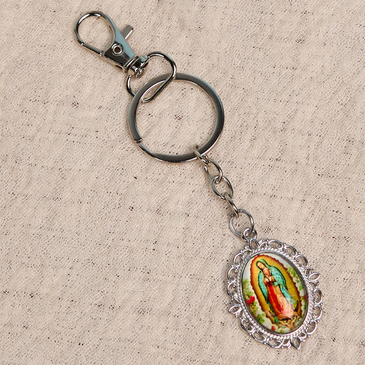 Portachiavi con medaglia della Madonna Christianartworkshop con motivi di colombe e fiori: ideale come regalo per il battesimo - image 8