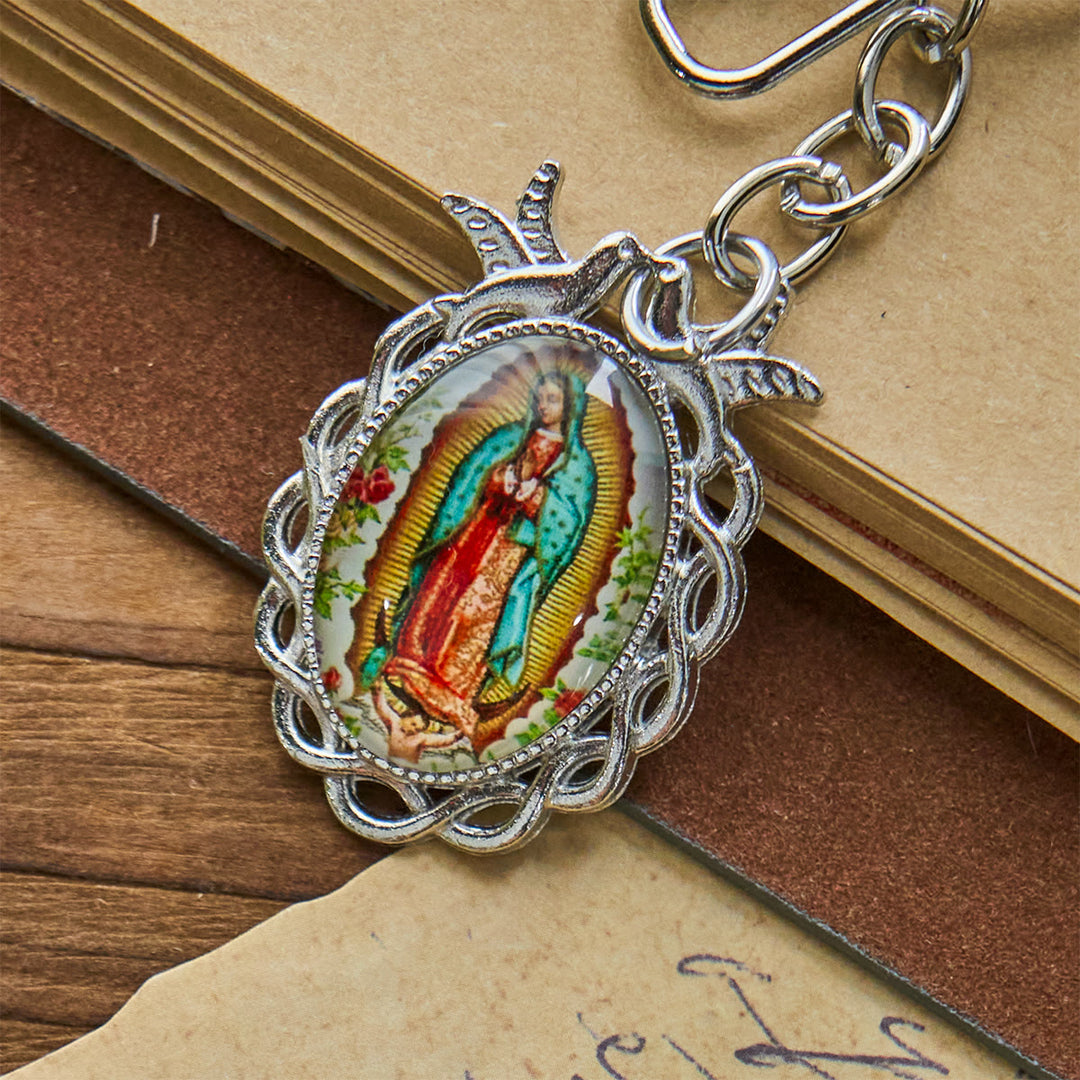 Portachiavi con medaglia della Madonna Christianartworkshop con motivi di colombe e fiori: ideale come regalo per il battesimo - image 2