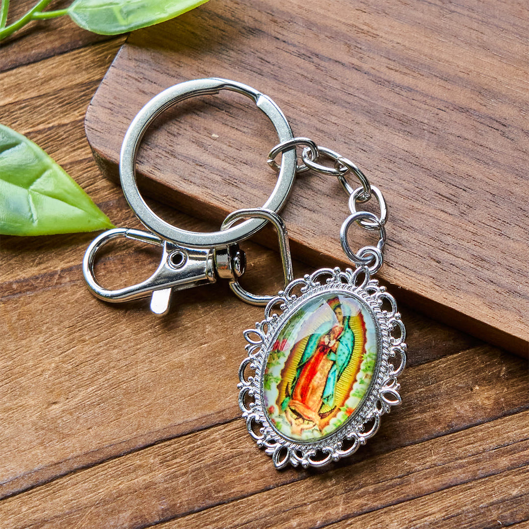 Portachiavi con medaglia della Madonna Christianartworkshop con motivi di colombe e fiori: ideale come regalo per il battesimo - image 5