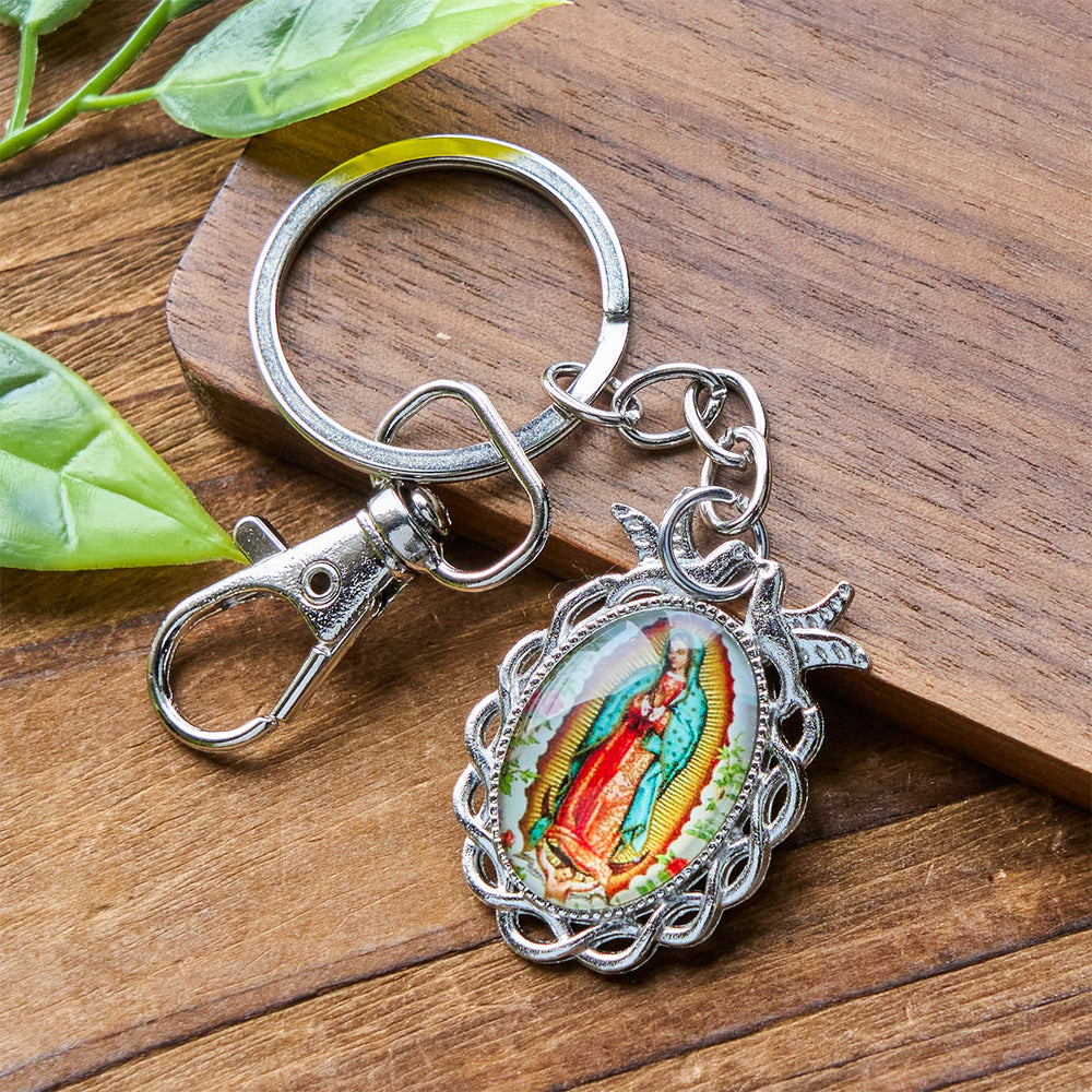 Portachiavi con medaglia della Madonna Christianartworkshop con motivi di colombe e fiori: ideale come regalo per il battesimo - image 1