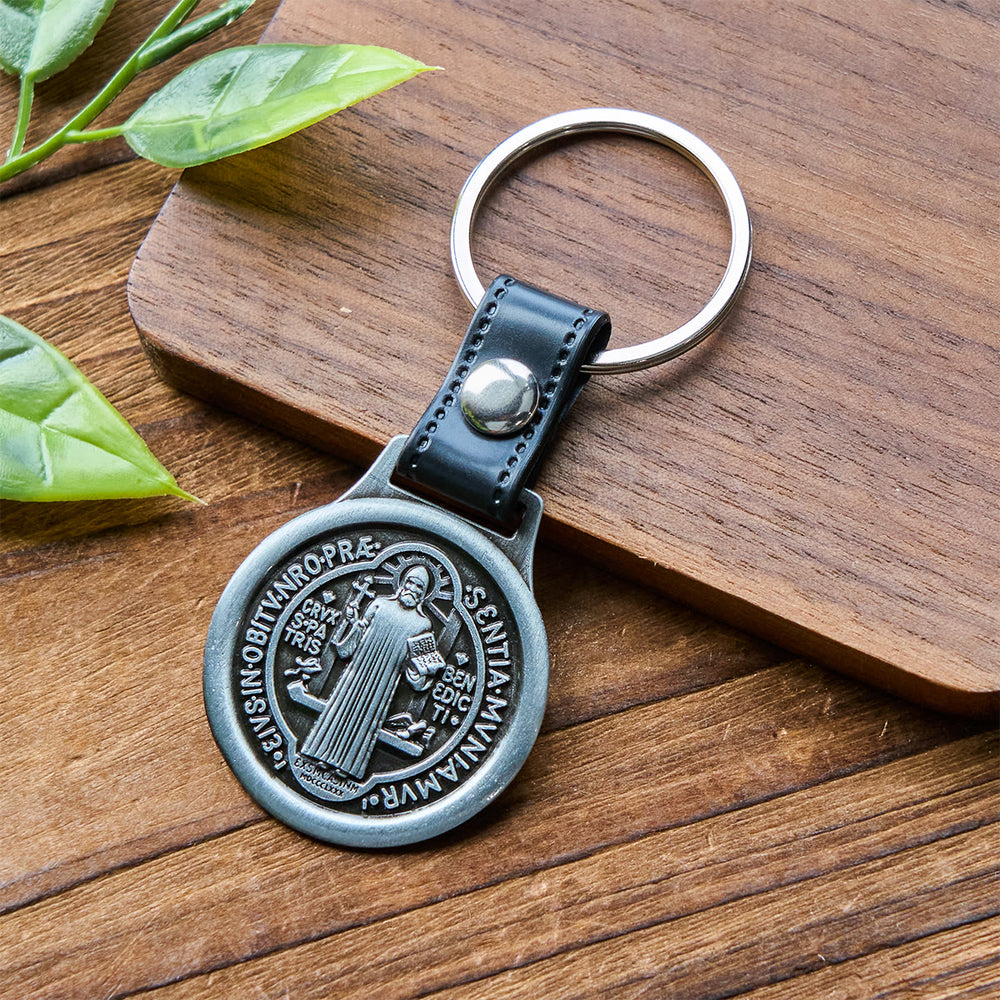 Christianartworkshop Portachiavi di San Benedetto in argento e ottone anticato in stile vintage: gettoni tascabili - Argento antico - image 1