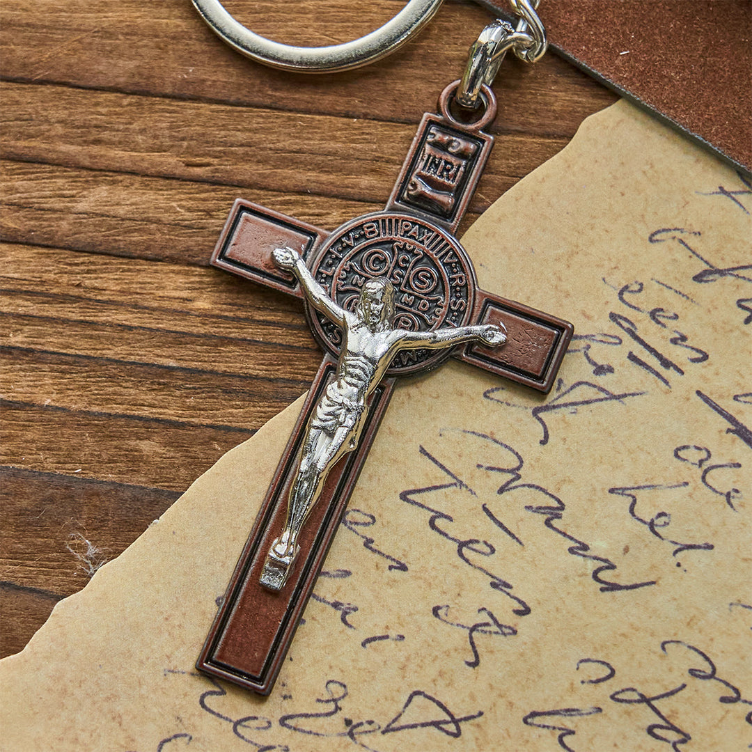 Christianartworkshop Portachiavi bicolore con crocifisso di San Benedetto e INRI: antichi simboli religiosi - Rame antico - image 0