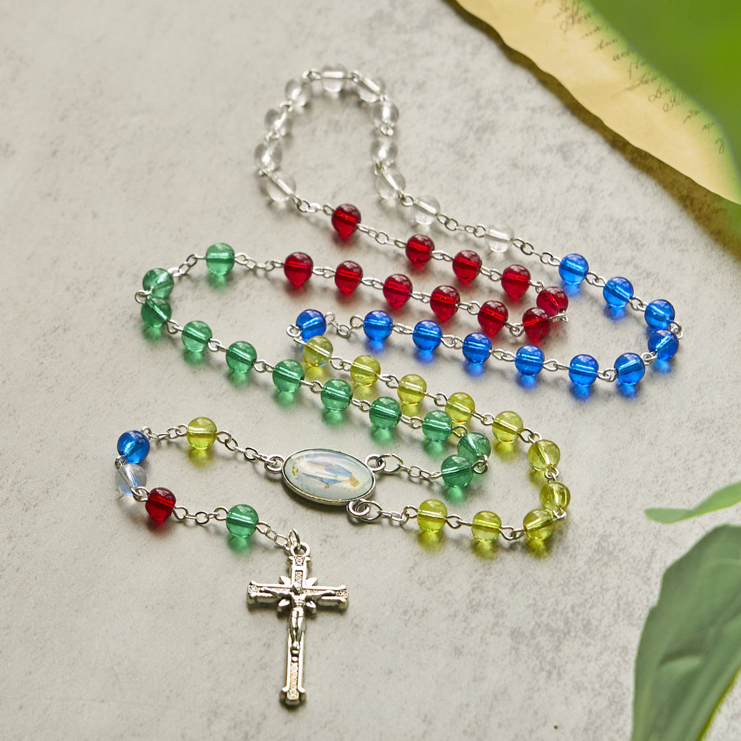 Christianartworkshop FEDE IN PREGHIERA: Rosario con perline arcobaleno multicolor trasparenti da 6 mm con carta regalo - image 1