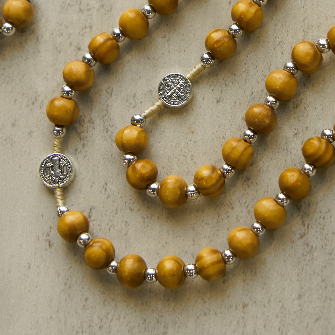 Christianartworkshop Ciondolo di San Benedetto e crocifisso INRI con perline di legno marrone da 8 mm e rosario in corda di canapa - image 4