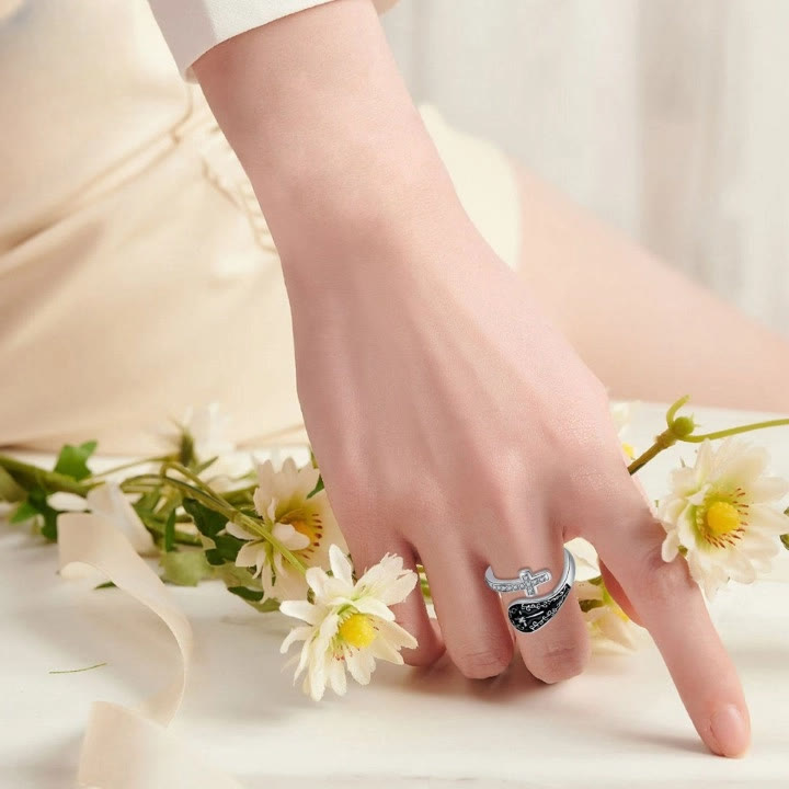 Christianartworkshop Anello classico regolabile artigianale con croce della fede, motivi barocchi e intarsio nero - image 2