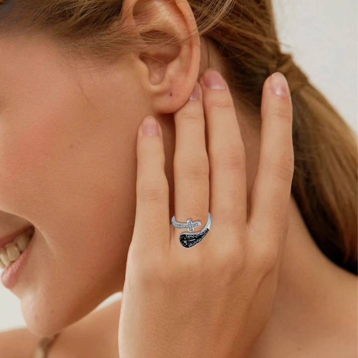 Christianartworkshop Anello classico regolabile artigianale con croce della fede, motivi barocchi e intarsio nero - image 1