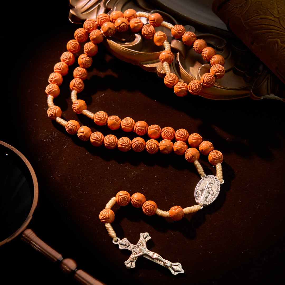 Christianartworkshop Rosario con perline di rosa in ambra intagliata e medaglia miracolosa: Bloom of Devotion - La Madonna e il Crocifisso - image 0