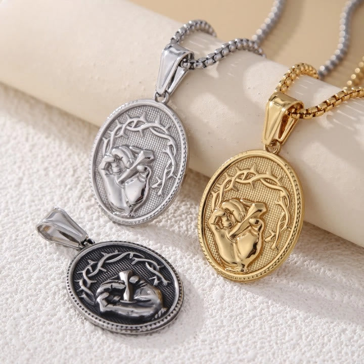 Ciondolo ovale classico inciso a tre toni Christianartworkshop con la mano sacra di Gesù e la corona di spine - D'oro - image 0