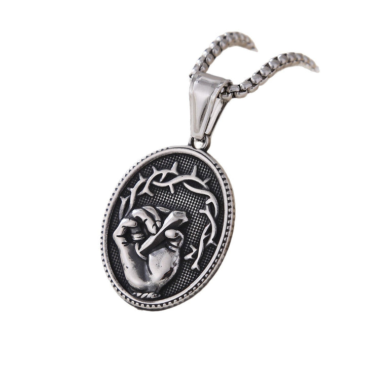 Ciondolo ovale classico inciso a tre toni Christianartworkshop con la mano sacra di Gesù e la corona di spine - image 4