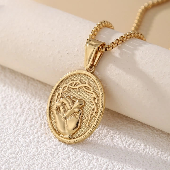 Ciondolo ovale classico inciso a tre toni Christianartworkshop con la mano sacra di Gesù e la corona di spine - image 1