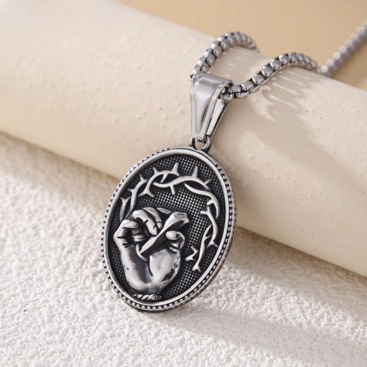 Ciondolo ovale classico inciso a tre toni Christianartworkshop con la mano sacra di Gesù e la corona di spine - Nero - image 3