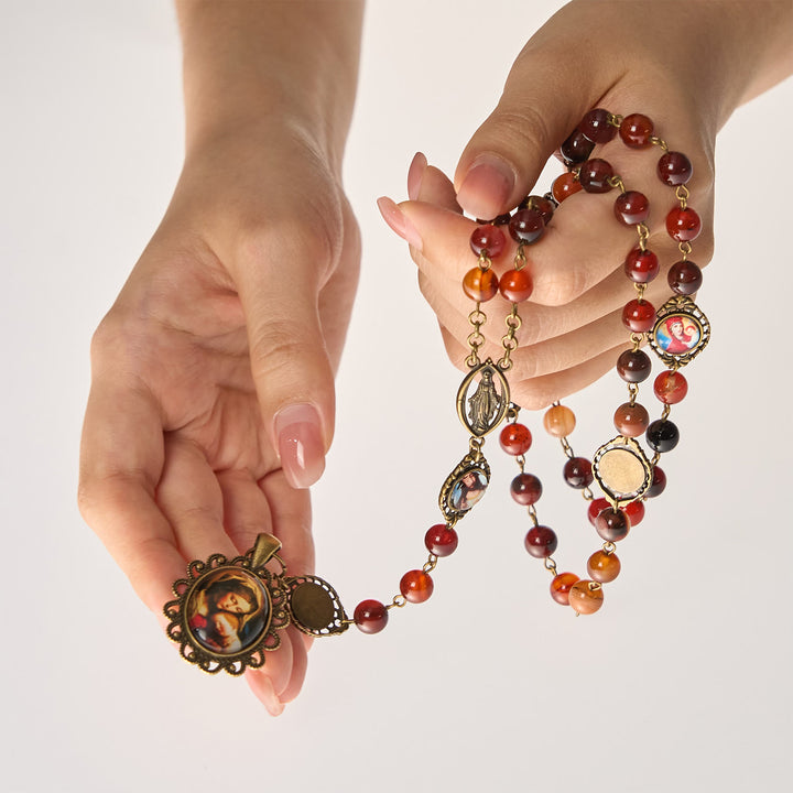 Medaglia della Madonna Christianartworkshop e rosario con perle di agata marrone sognante e simboli dei santi - image 7