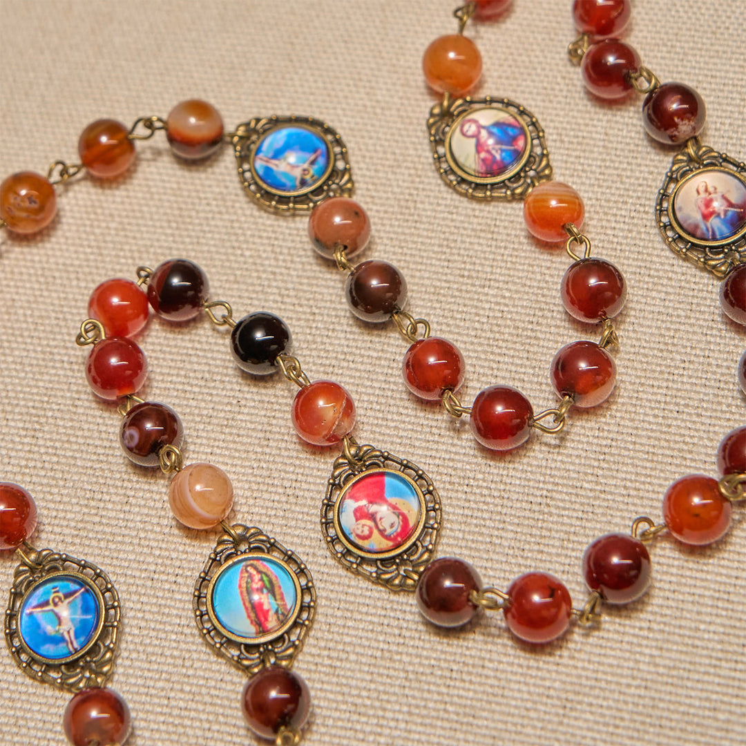 Medaglia della Madonna Christianartworkshop e rosario con perle di agata marrone sognante e simboli dei santi - image 5