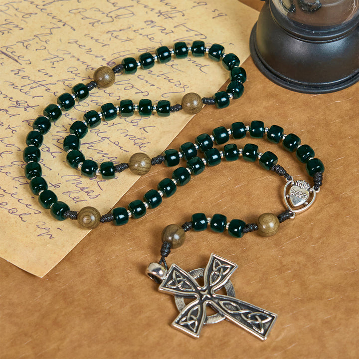 Rosario con perline cubiche verdi opache Christianartworkshop con Sacro Cuore di Gesù e Croce Celtica - image 4