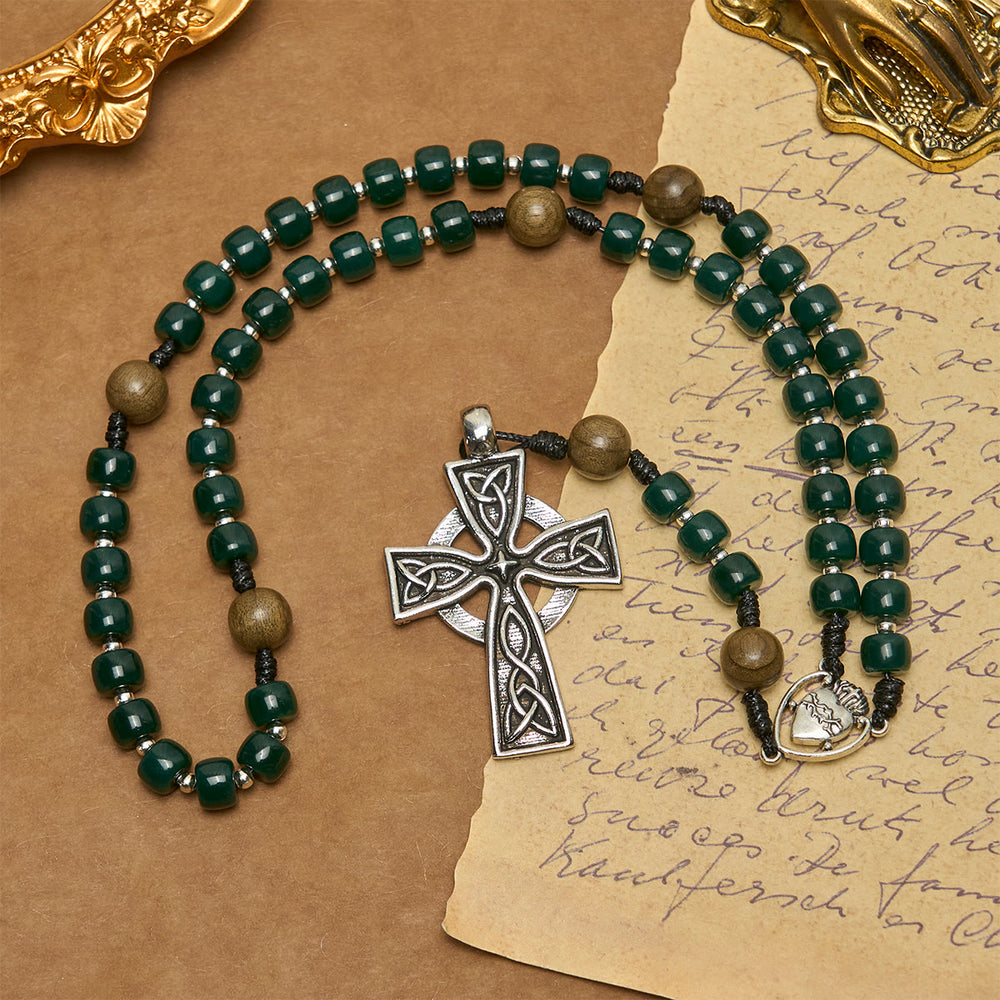 Rosario con perline cubiche verdi opache Christianartworkshop con Sacro Cuore di Gesù e Croce Celtica - image 1