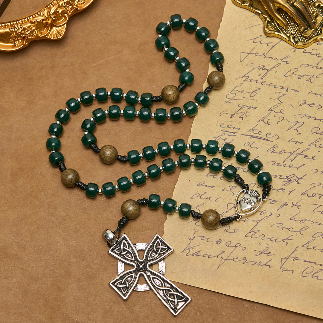 Rosario con perline cubiche verdi opache Christianartworkshop con Sacro Cuore di Gesù e Croce Celtica - image 3