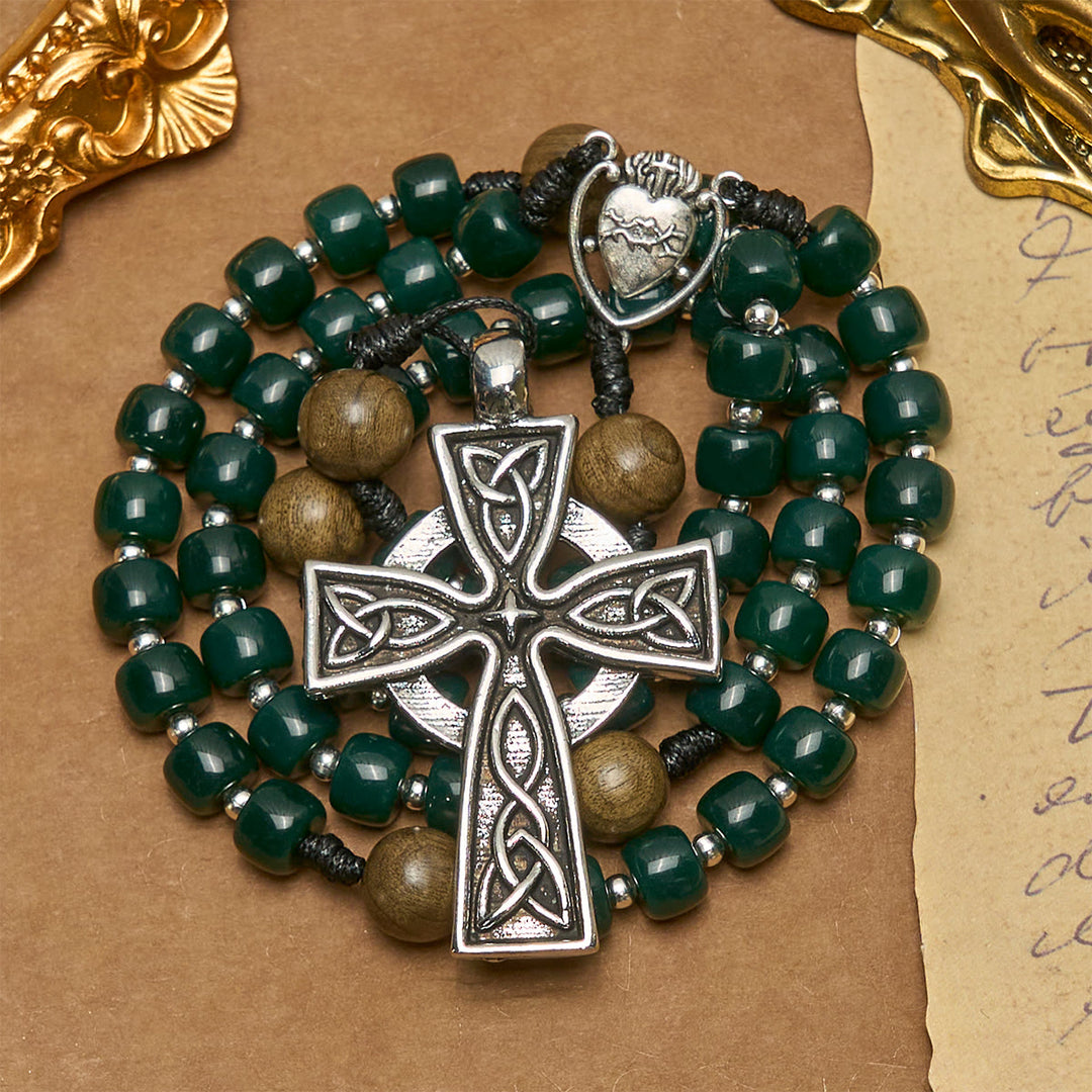 Rosario con perline cubiche verdi opache Christianartworkshop con Sacro Cuore di Gesù e Croce Celtica - image 2