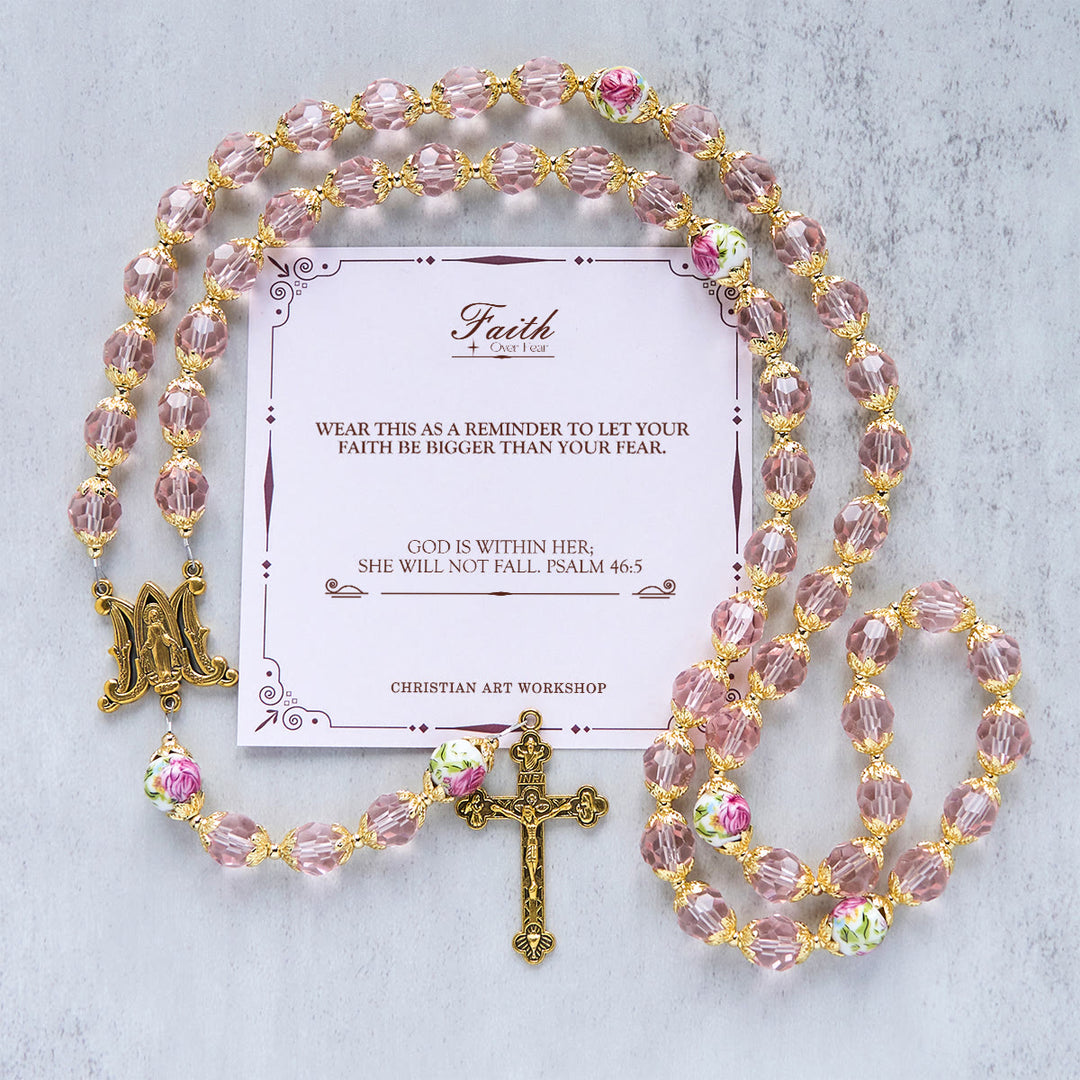 Christianartworkshop Gesù è il dono: crocifisso con perline di cristallo rosa e rosario della Vergine Maria con carta regalo - LA FEDE SULLA PAURA - image 3